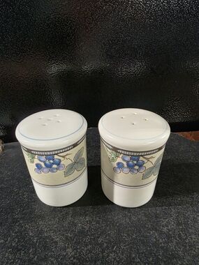 Mikasa Salt and Pepper Shakers - GARDEN HARVEST